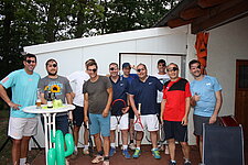 Gruppe von Männern vor dem Clubhaus