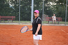 Spielerin mit pinker Kappe