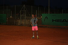 Spieler auf dem Platz bei Nacht