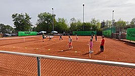 Kinder beim Schnuppertraining auf dem Sandplatz