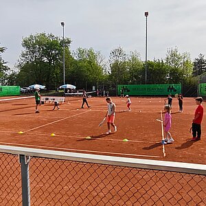 Kinder beim Schnuppertraining auf dem Sandplatz