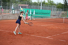 Spielerin am Ball auf dem Sandplatz