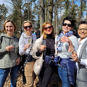 Fünf Frauen stoßen im Wald an