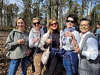 Fünf Frauen stoßen im Wald an