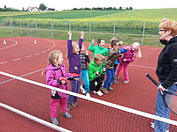 Schulkinder am Kleinfeldnetz mit Trainerin