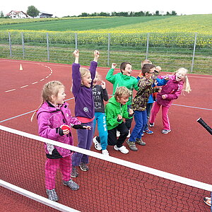 Schulkinder am Kleinfeldnetz mit Trainerin