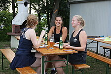 Drei Frauen an einer Bierbank