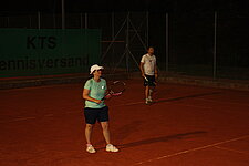 Spielerin unter Flutlicht