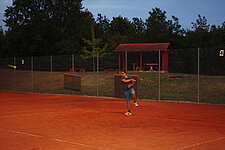 Spieler vor der Platzhütte