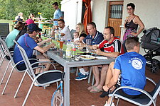 Gäste an Tischen auf der Terrasse