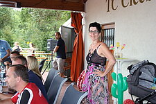 Frau im Sommerkleid auf der Terrasse