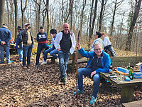 Rast an Bänken im Wald