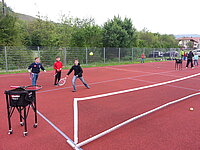 Kinder spielen mit dem Ball am Kleinfeldnetz