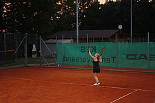 Spielerin beim Aufschlag am Abend