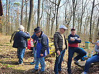 Wandergruppe bei einer Pause im Wald