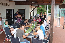 Lange Tafel mit Gästen vor dem Clubhaus