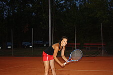 Spielerin unter Flutlicht