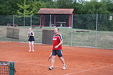 Spieler und Spielerin auf dem Platz