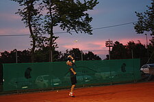 Spielerin vor Abendhimmel