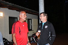 Zwei Männer im Gespräch am Abend