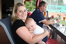 Frau mit Baby auf der Terrasse