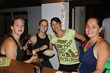 Vier Frauen im Clubhaus