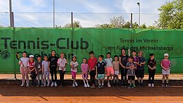 Gruppenbild der Kinder vor dem Vereinsbanner