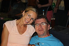 Paar am Abend auf der Terrasse