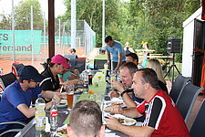 Gesellige Runde am Tisch vor dem Clubhaus