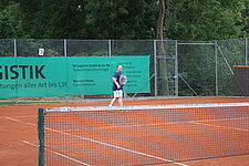 Spieler an der Grundlinie vor Bande
