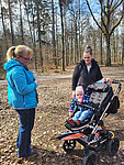 Zwei Frauen mit Kind im Kinderwagen