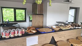 Kuchen, Brezeln und Tassen im Clubhaus