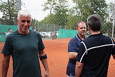 Drei Männer im Gespräch am Platz