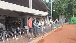 Eltern schauen vom Clubhaus aus zu