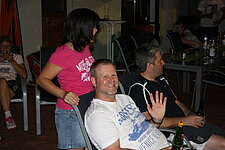 Gäste winken auf der Terrasse