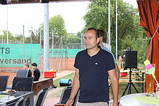 Mann auf der Terrasse mit Platz im Hintergrund