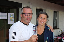Mann und Frau stoßen an
